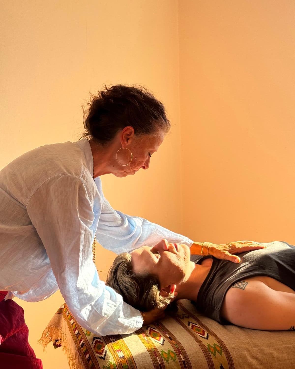 Craniosacral work at the head of the treatment table